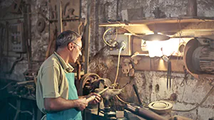 Mann bastelt an Lampen